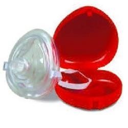 Confezione contenente 1 maschera rianimatore bocca a bocca con valvola unidirezionale e attacco per connessione ossigeno.