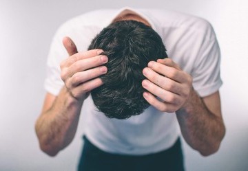 Come riconoscere e trattare la forfora secca
