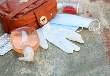 Quali sono i farmaci indispensabili da portare in viaggio? Ecco il kit da mettere in valigia!