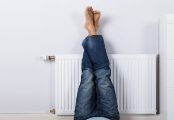 Gambe gonfie e pesanti: cause e cosa fare