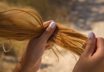 Consigli per non far scolorire i capelli tinti d'estate